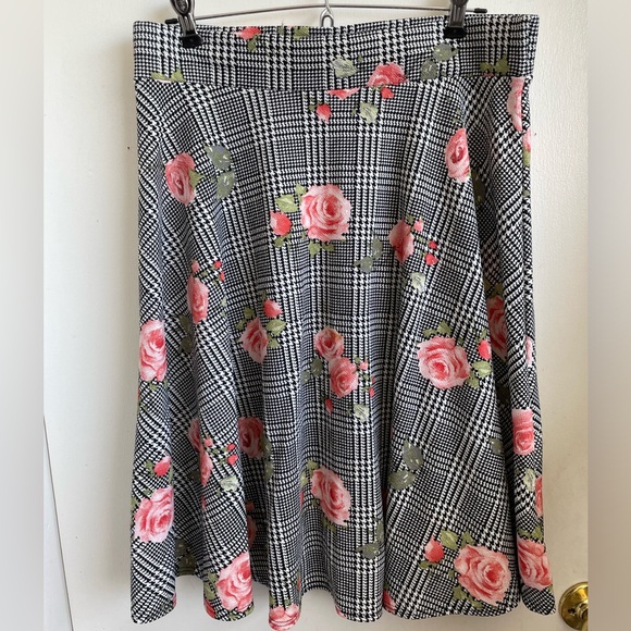 Houndstooth & Rose Skirt - Picture 1 of 2